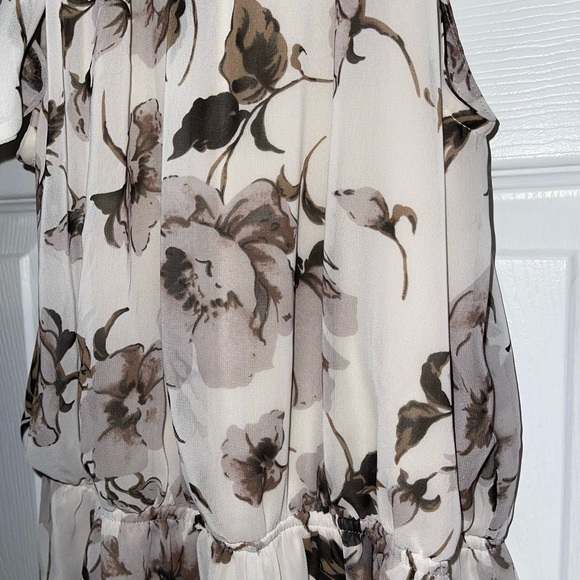 White floral print romper! - Picture 2 of 2